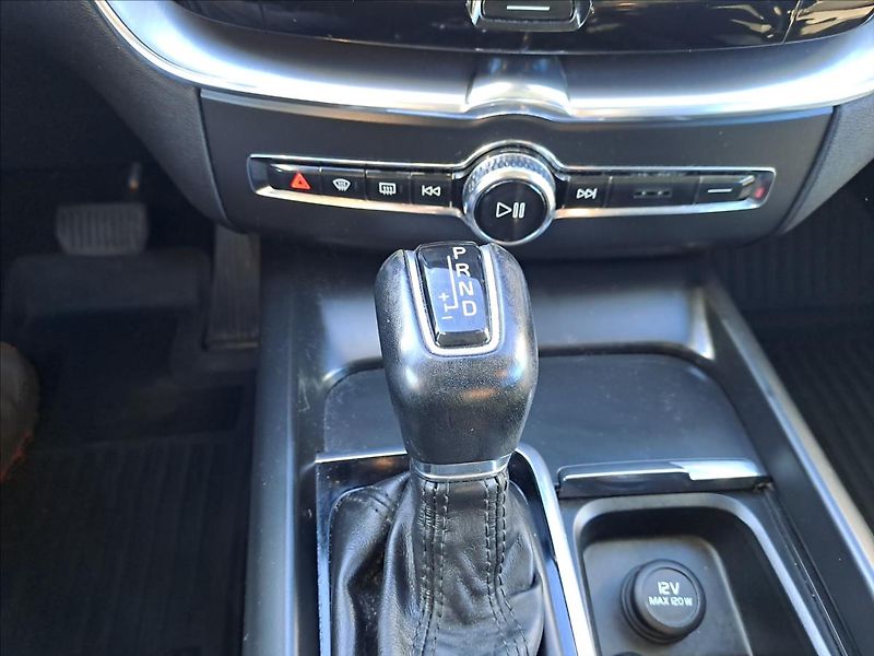 Volvo XC60 2,0 D4 FWD MOMENTUM - fotka 15 z 18