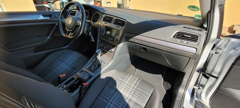Volkswagen Golf (2016) 1,4TSi 92kW benzín DSG Lounge - fotka 17 z 37