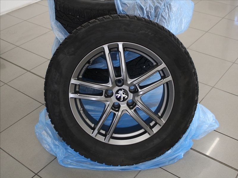 Peugeot 5008 1,5 HDi 96lW Allure 7-m 1.maj. - fotka 27 z 28