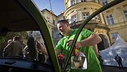 Majitelé trabantů se sjeli 29. září na německou ambasádu v Praze k 25. výročí hromadného útěku východních Němců přes ambasádu Západního Německa.