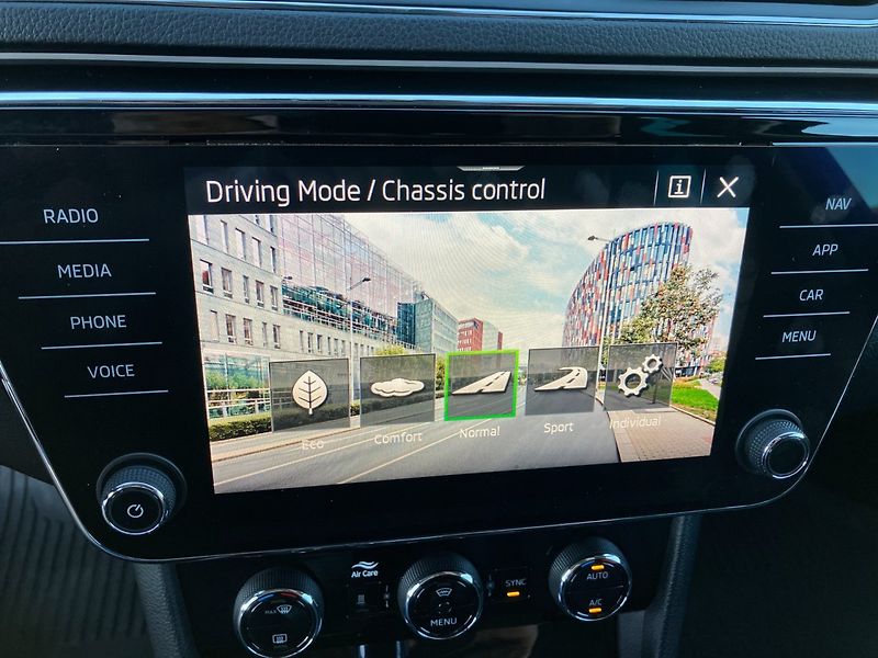 Škoda Superb (2021) 2.0TDI L&K DSG 4X4 WEBASTO - fotka 33 z 40