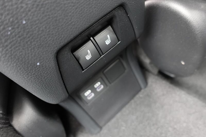 Toyota Prius 2,0 PHEV Plug-in Executive - fotka 24 z 36