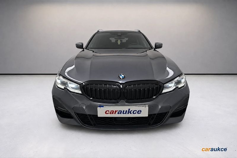 BMW Řada 3 320d xDrive AT Touring - fotka 2 z 83