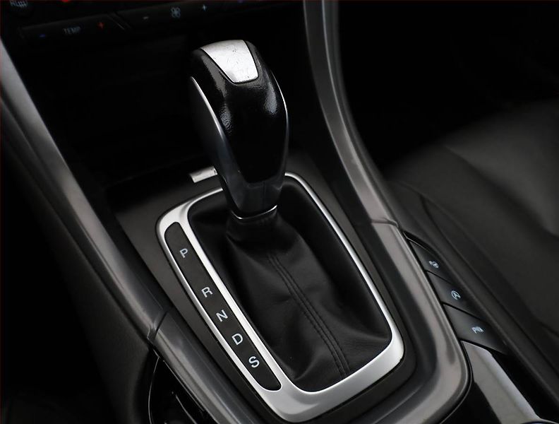 Ford Mondeo (2015) 2.0 TDCI, Automat, Kůže, Navi - fotka 12 z 18