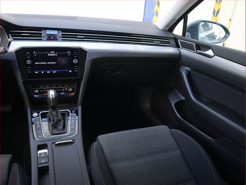 Volkswagen Passat (2021) Business 2.0 TDI, Automat - fotka 8 z 27