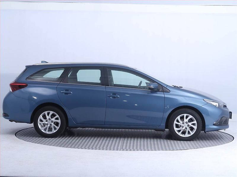 Toyota Auris (2018) 1.6 Valvematic, Serv.kniha - fotka 6 z 15