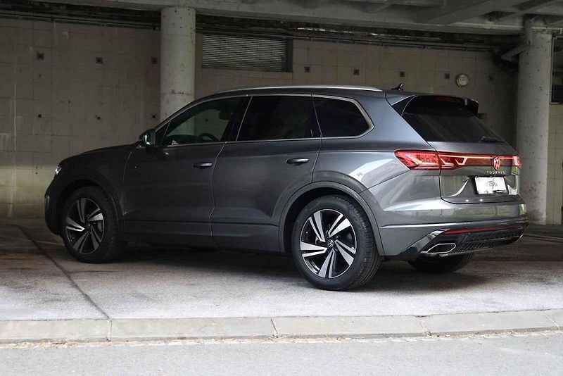 Volkswagen Touareg 3.0 TDI ve výbavě R-line.