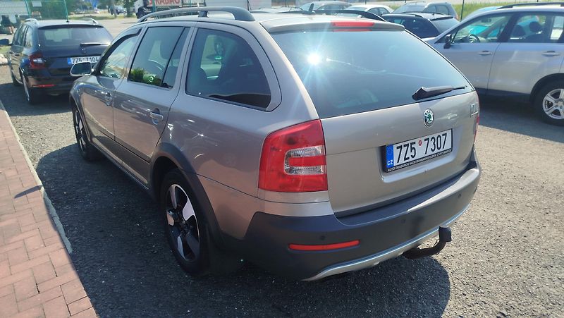 Škoda Octavia (2008) 2.0 FSI - fotka 4 z 27