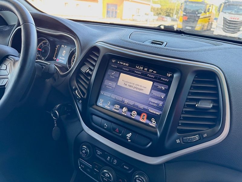 Jeep Cherokee (2015) 2.0 L TD Longitude - fotka 22 z 50