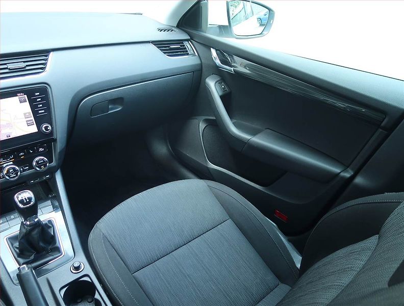 Škoda Octavia (2017) 1.6 TDI, Navi, Tempomat - fotka 8 z 17