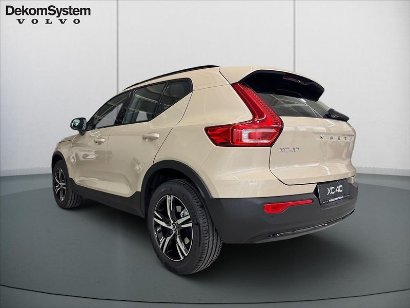 Volvo XC40 (2026) 2,0  B3 Plus Dark 1975 - fotka 4 z 15