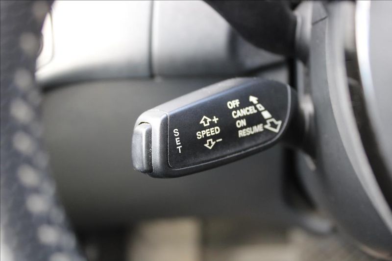 Audi A4 2,0 TDi  AUTOMAT, S-LINE - fotka 18 z 33