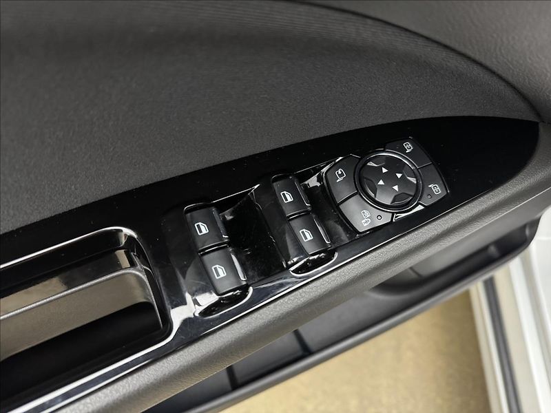 Ford Mondeo 2,0 110kW AT NAVI DPH LED ACC - fotka 33 z 41
