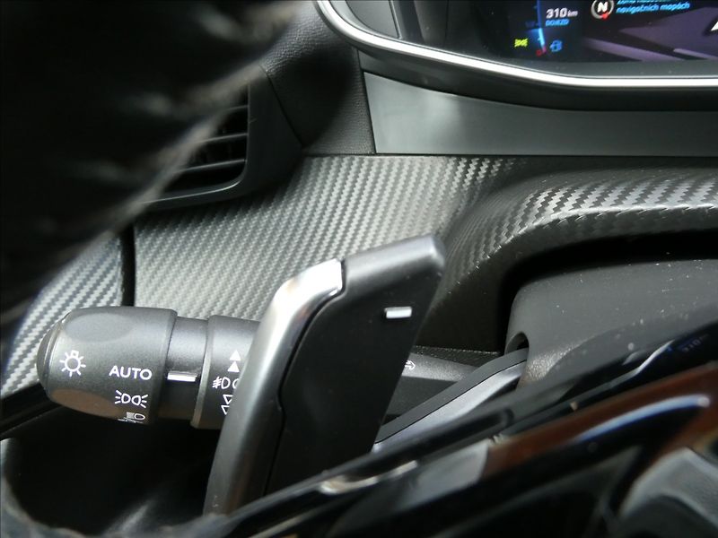 Peugeot 2008 1,2 PureTech 96kW AT8, ALLURE - fotka 35 z 49