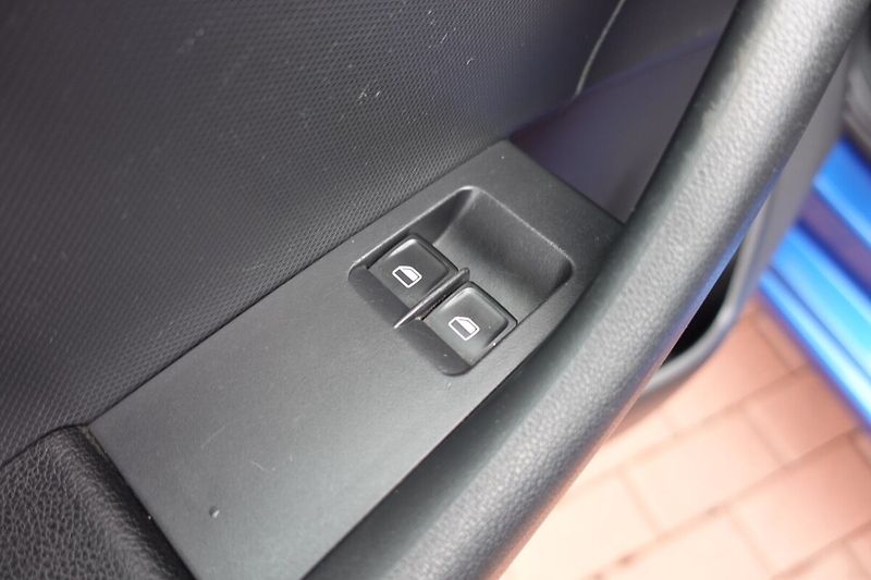 Škoda Rapid 1.6 TDI CR 66kW Ambition Fresh - fotka 8 z 24
