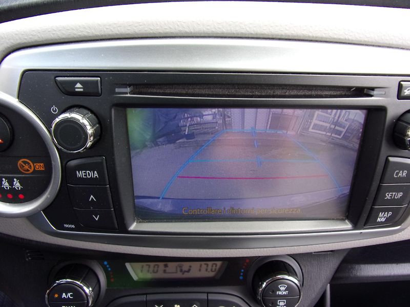 Toyota Yaris (2012) 1.3i 73kW LOUNGE AUT.KLIMA KM - fotka 23 z 23