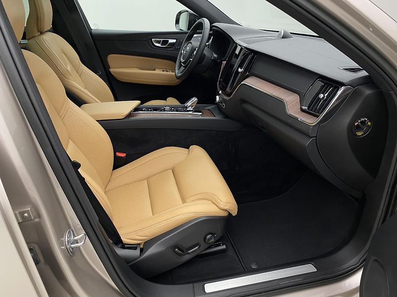 Volvo XC60 T6 AWD RECHARGE DARK ULTIMATE  - fotka 23 z 66