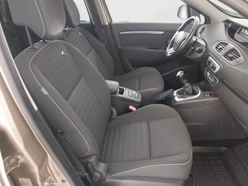 Renault Grand Scénic (2016) Limited 1.2 TCe, Navi - fotka 9 z 20