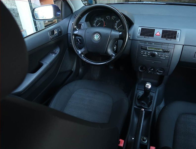 Škoda Fabia (2006) Ambiente 1.4 16V, rezervace - fotka 7 z 16