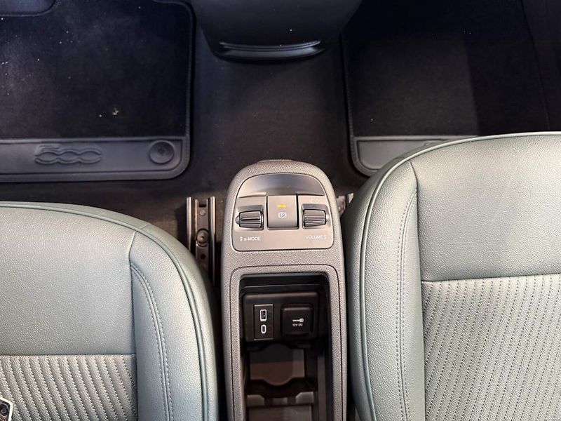 Fiat 500e (2025) Giorgio Armani Hatchback 42 kW - fotka 17 z 29