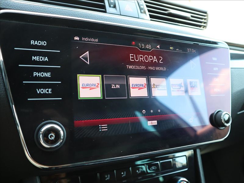 Škoda Superb 2,0 TDI SportLine Kamera ACC - fotka 15 z 36