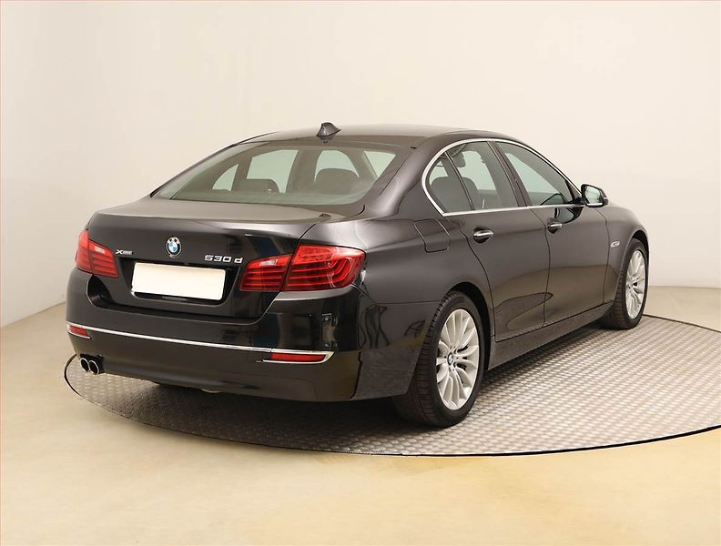 BMW Řada 5 (2015) Luxury Line 530d xDrive, 4X4 - fotka 5 z 32
