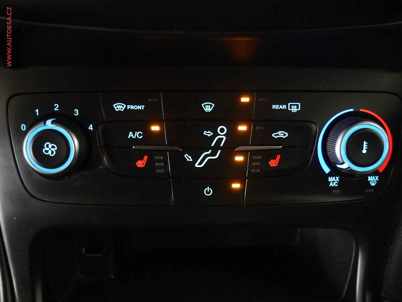 Ford Focus (2015) 1.5 TDCi, Navi, AC, park - fotka 17 z 23