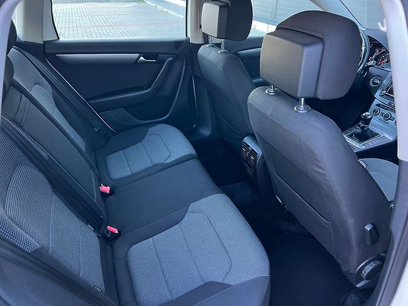 Volkswagen Passat TDI-ALU-NAVI-PLNÝ SERVIS - fotka 21 z 45