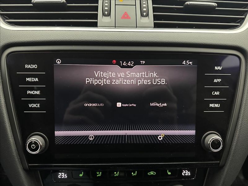 Škoda Octavia 2,0 LED STYLE NAVI KEYLESS CZ - fotka 17 z 42