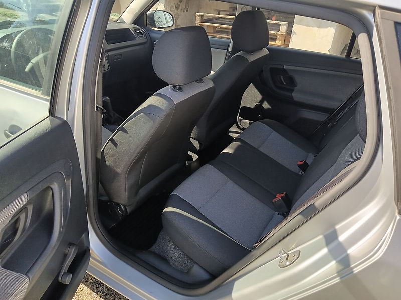 Škoda Fabia 1.4 16V Combi  Cool - fotka 14 z 26