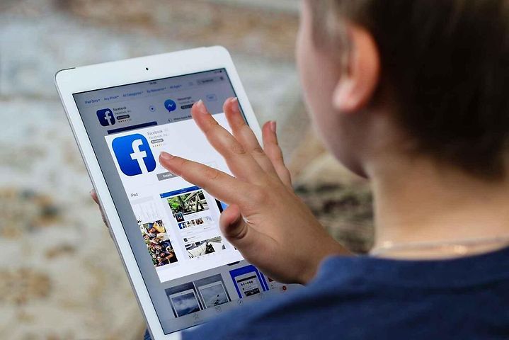 Falešné inzeráty se objevují na kradených účtech na sociálních sítích - Ilustrační foto