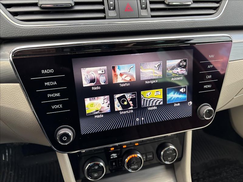 Škoda Superb 2,0 TDI 110kW Style AUT - fotka 35 z 40