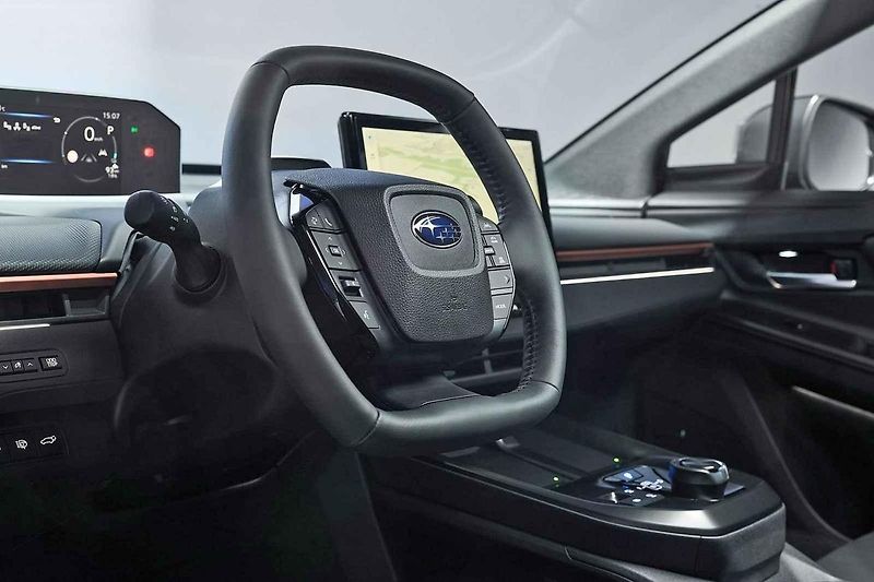 Místy muselo elektrické Subaru Uncharted projíždět i obtížnějším terénem.