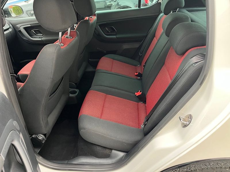 Škoda Fabia (2011) 1.2 TSi Monte Carlo Top Stav - fotka 11 z 26