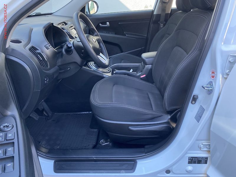 Kia Sportage (2012) 1.6 GDi, ČR, Active, AC - fotka 9 z 15