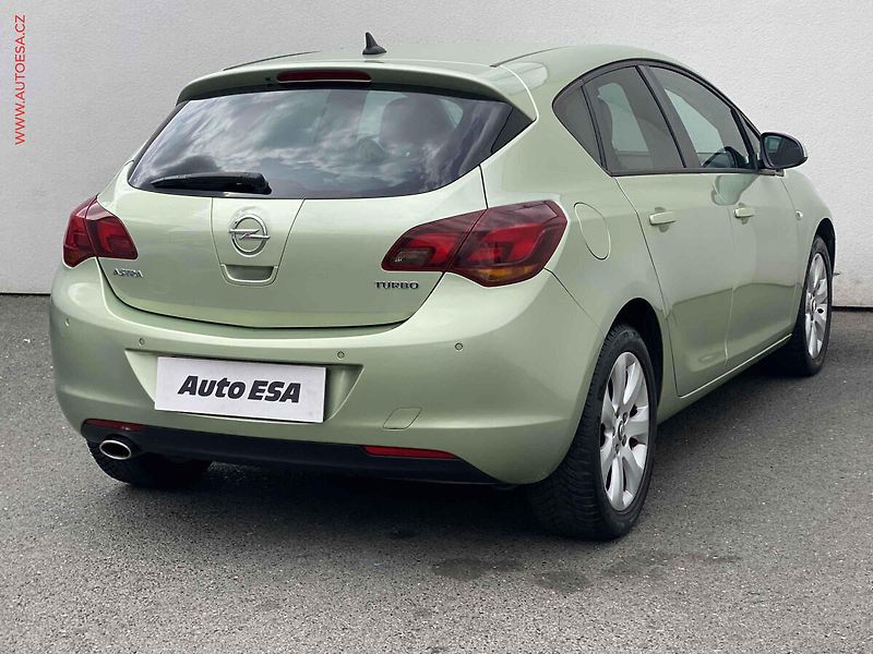 Opel Astra (2011) 1.6i, AC, xenon, navi - fotka 4 z 19