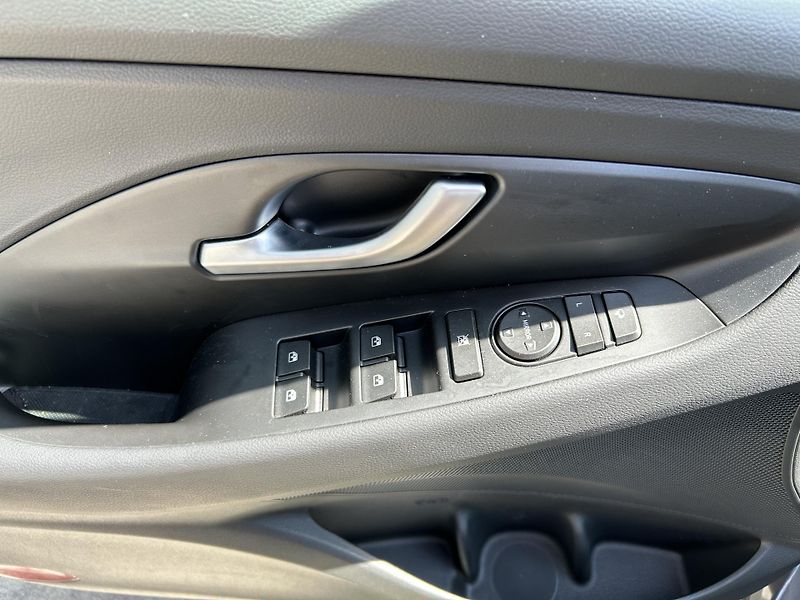 Hyundai i30 26 WG 1,0 T-GDI MT SMART - fotka 13 z 32