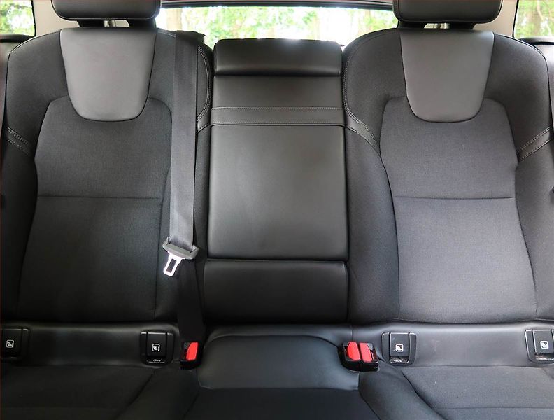 Volvo XC60 (2019) D4 - fotka 10 z 27