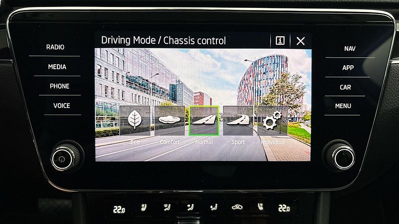 Škoda Superb 2.0 TDI DSG L&K Combi - fotka 34 z 34
