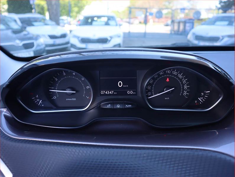 Peugeot 2008 (2013) 1.2 VTi, Serv.kniha, Navi - fotka 11 z 17
