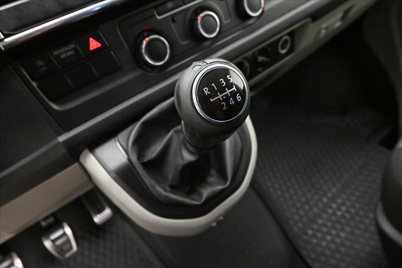 Volkswagen Transporter 2,0 TDI 110 kW 8míst Long Nezá - fotka 20 z 29