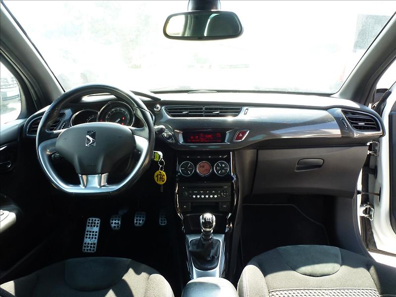 Citroën DS3 1,6 16V VTi THP SportChic - fotka 29 z 49