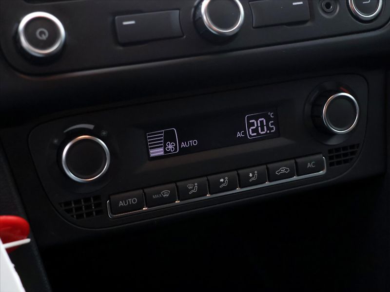 Volkswagen Polo 1,4 i 63kW Cross AutoKlima - fotka 24 z 34