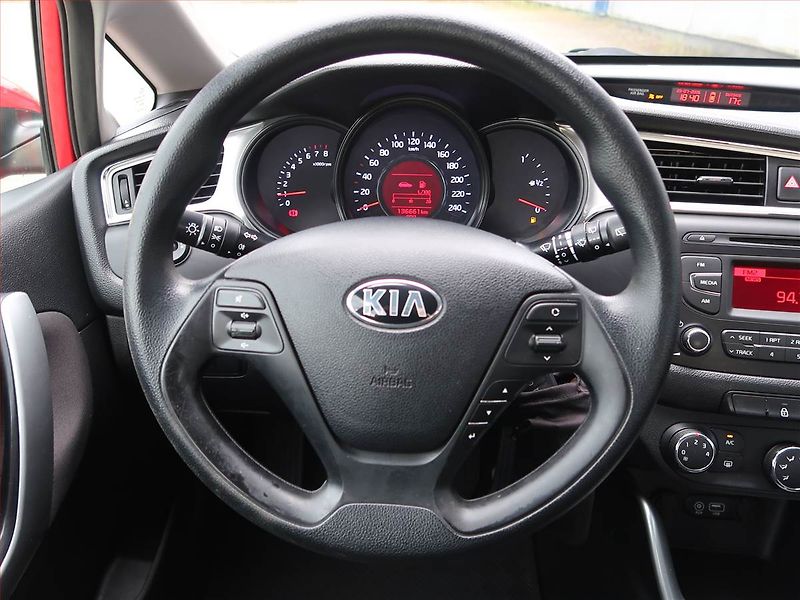 Kia Ceed (2015) Silver 1.4 CVVT - fotka 14 z 17