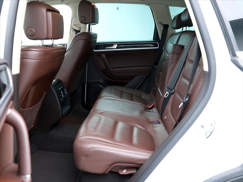Volkswagen Touareg 3,0 TDI V6 150kW DSG 4M Kůže - fotka 13 z 28