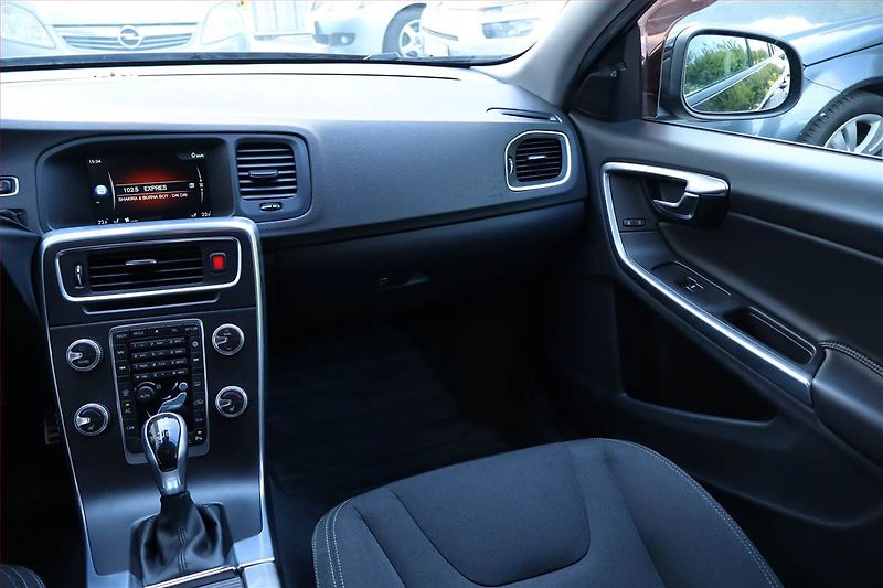 Volvo V60 (2015) D4 2.0, Automat, Serv.kniha - fotka 8 z 23