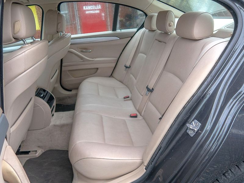 BMW Řada 5 (2010) 3.0i mat – NAVI - fotka 42 z 49