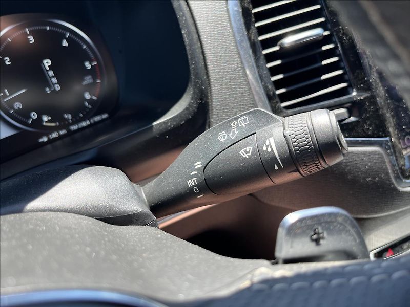 Volvo XC90 2,0 D5 R-DESIGN AWD SERVIS DPH - fotka 26 z 54