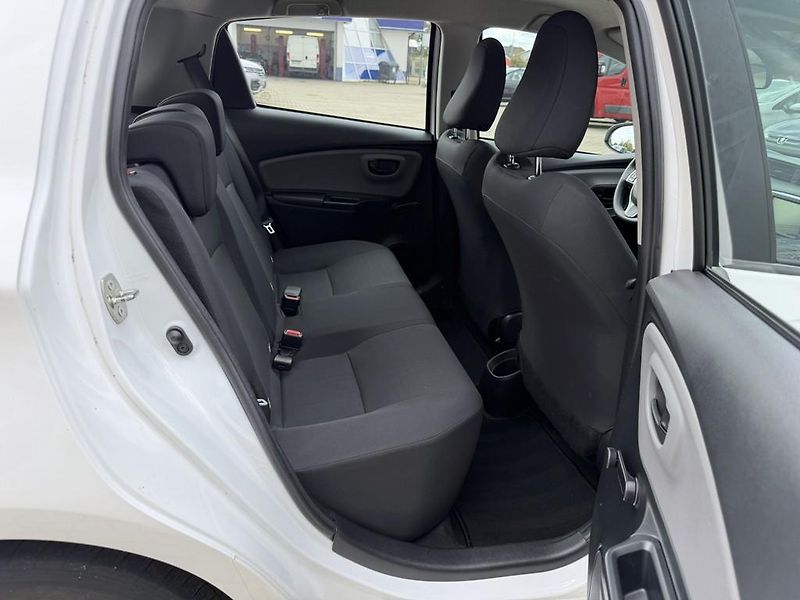 Toyota Yaris 1.5i 82 kW navi. serviska - fotka 10 z 18