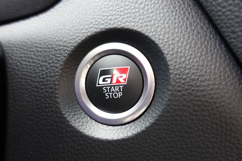 Toyota Corolla 2,0 HEV GR SPORT JBL - fotka 29 z 33